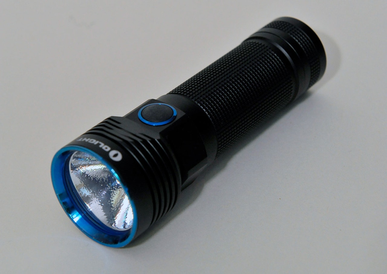 OLIGHT R50 PRO SEEKER: 3200 lumen Olight R50 Pro Seeker liten lommelykt test