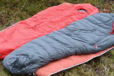 TO I EN: Løsningen til Helsport Spitsbergen X-Trem består av en innerpose med dunfyll og en ytterpose med syntetfôr. Begge soveposene kan dessuten brukes hver for seg. Helsport Spitsbergen X-Trem liggende delt som to soveposer