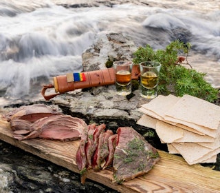 Svaberg-snadder: Røyka hjerte og gravd bogbiff med nogo attåt er snadder på svaberget når vi nyter våren. Røyke kjøtt og fisk,