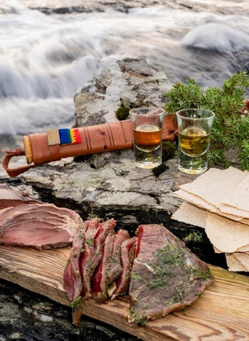 Svaberg-snadder: Røyka hjerte og gravd bogbiff med nogo attåt er snadder på svaberget når vi nyter våren. Røyke kjøtt og fisk,