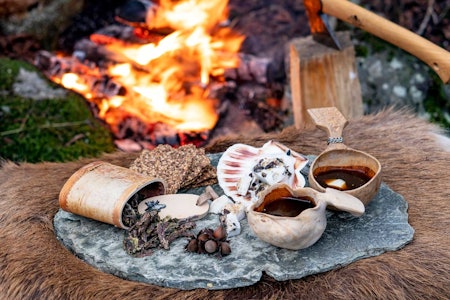 HJEMMELAGET TURMAT: Med sjøllaga ch'arki og ei blokk pemmikan i kaffen eller kakaoen, får du både trivsel og næring foran turbålet. hjemmelaget turmat foran bålet