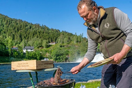 Saftige saker: Brystbein-stykkene fra hjort som Ole Jonny Eikefjord griller, viser seg å bli en suksess blant fiskerne ved lakseelva. grill, viltkjøtt på grillen, grille vilt
