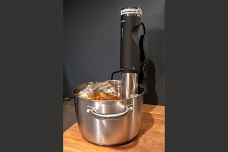 Kompakt: Status SVC100 er hendig i størrelsen og går fint i skuffen sammen med stavmikser og kjøkkensleiver. Test av Status Sous Vide SVC100