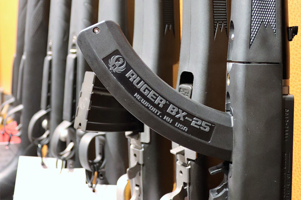 Flere halvautomatiske jaktrifler blir forbudt fra 1. juni 2021. Her kan du se hvilke. (Ill.foto: Håvard H. Holdø) halvautomatisk rifle ruger magasin