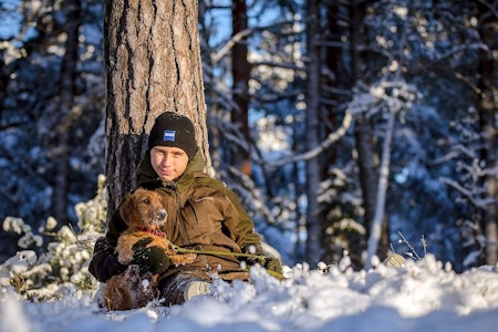 oscar bengsten med dachs i vinterskog