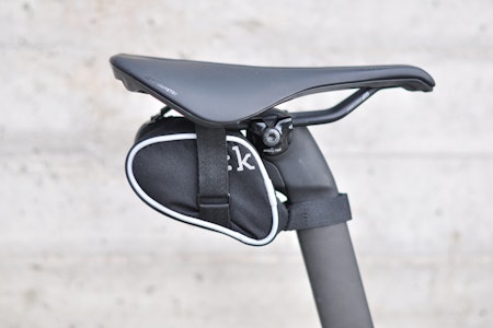 NETT: Fizik Link har trekant-fasong. Den festes til setet med to korte borrelåser og en stropp rundt setepinnen.  Fizik Link