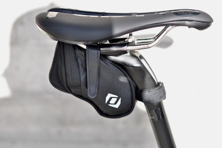 LITEN OG ELEGANT: Syncros-vesken er smal og liten. Den henger fast i setet med to stropper. Den kan ikke komprimeres. Setepinnestroppen er kort Syncros Saddle bag S