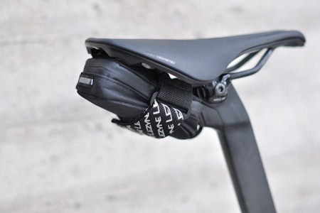 FLAT: Lezyne Road Caddy er tilnærmet perfekt. Akkurat passe stor, sitter godt og har både refleks, verktøyrom og lykteløkke Lezyne Road Caddy