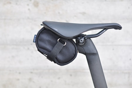 DUAL: Arundels litt større veske har plass til to slanger og festets under setet på høykant.  Arundel Dual Seteveske