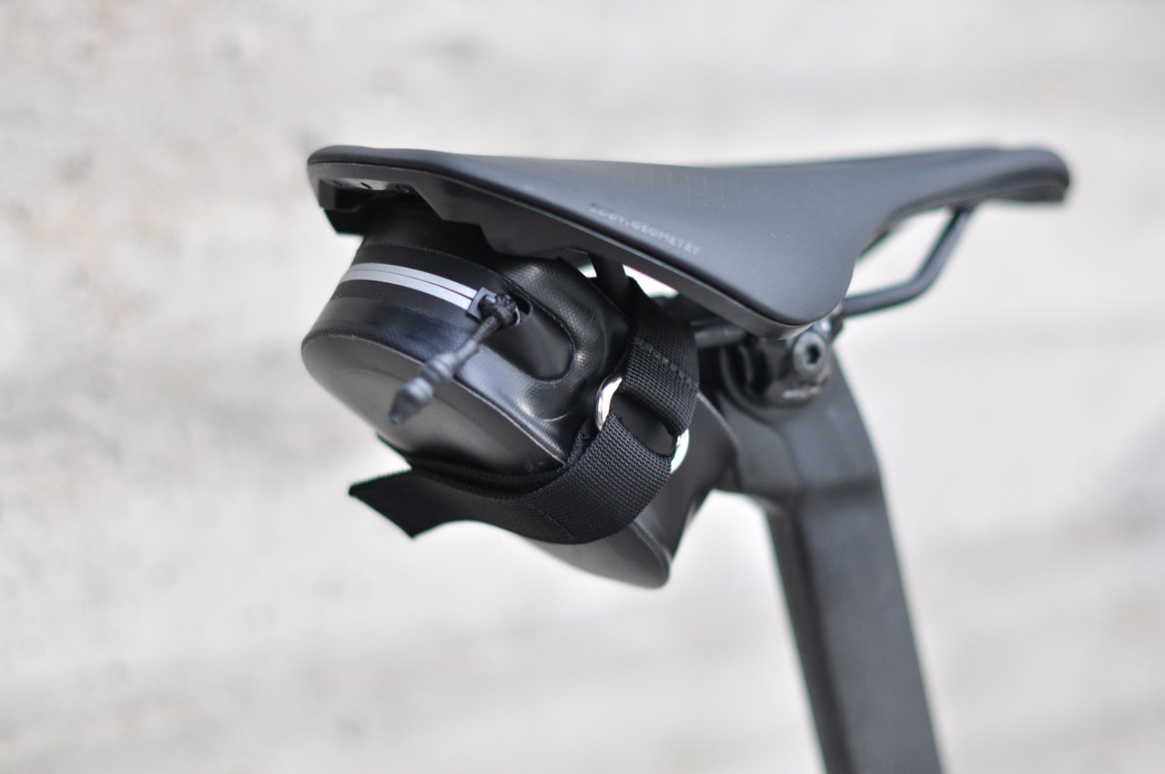 VANNTETT: Arundel Pico er laget av et gummiert materiale for å holde innholdet tørt.  Arundel Pico seteveske