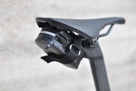 VANNTETT: Arundel Pico er laget av et gummiert materiale for å holde innholdet tørt.  Arundel Pico seteveske