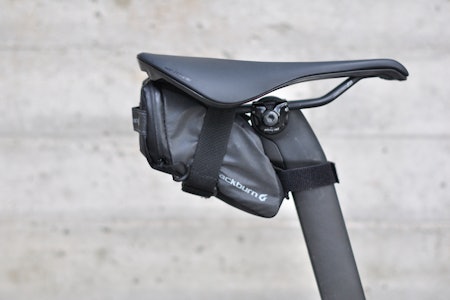 LØSE STROPPER: Begge stroppene på Blackburn-vesken er løse. Pass godt på dem.  Blackburn Grid Small