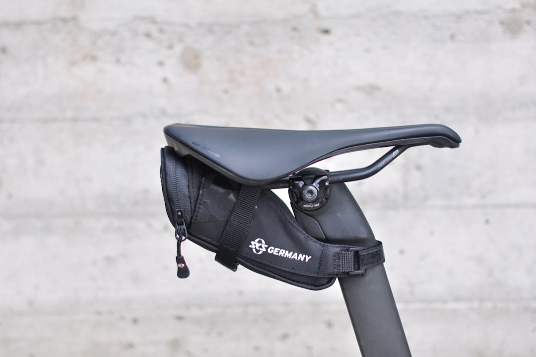 MINIMAL: SKS Race Straps 300 er veldig liten, men har likevel stropp rundt setepinnen.  SKS Racer Straps 300