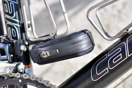 UTE AV VEIEN: Ønsker du å bruke plassen under setet til noe annet enn lagring av reserveslangen kan Topeak Ninja Pack være en løsning Topeak Ninja Pack Road