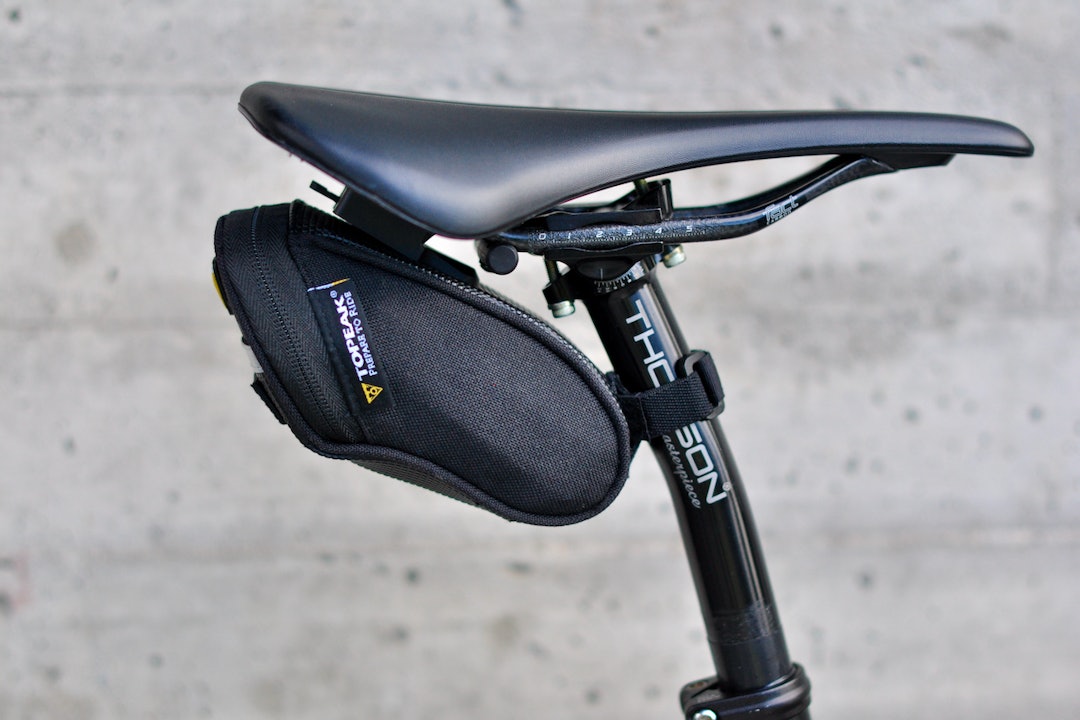 GODT FESTET: Topeak-vesken sitter stramt med både klipsfestet rundt seteskinnene og stropp rundt setepinnen Topeak Aero Micro Wedge