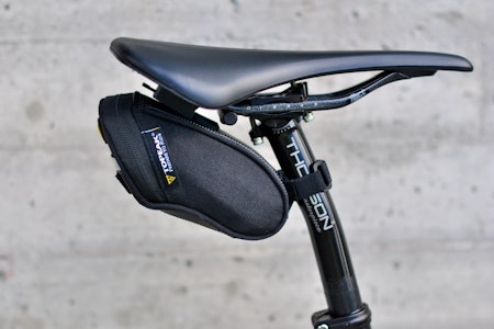 GODT FESTET: Topeak-vesken sitter stramt med både klipsfestet rundt seteskinnene og stropp rundt setepinnen Topeak Aero Micro Wedge