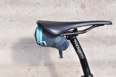 FARGEKLATT: Evoc Seat Bag S er den eneste setevesken i testen som kommer i en annen farge enn svart.  Evoc Seat bag S