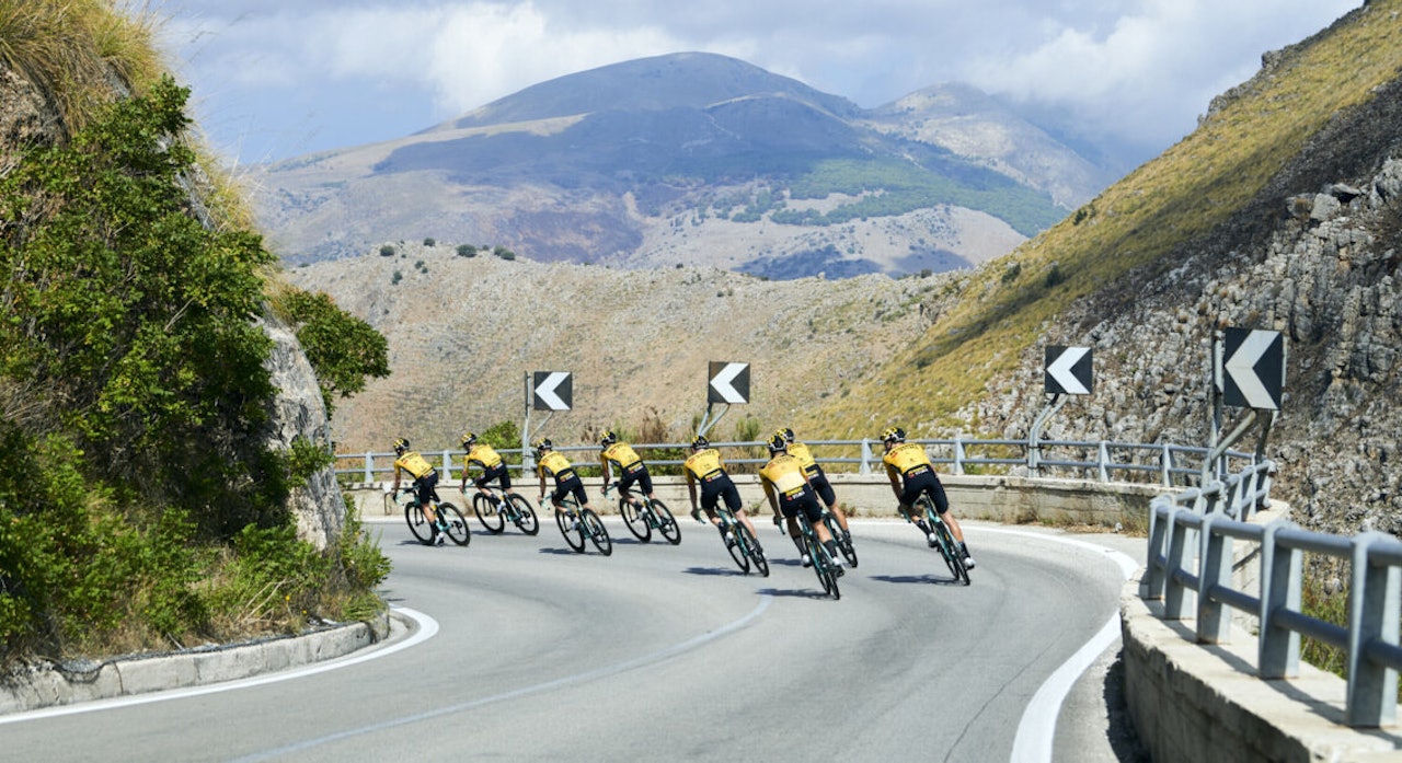 TO LAG FRA 2021: Jumbo-Visma utvider satsingen, og vil i 2021 ha en damestall bestående av 12 ryttere.  jumbo-visma-damelag