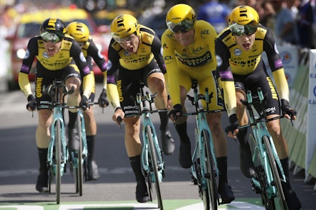 FORTSETTER I GULT: Jumbo-Visma leverte en forrykkende lagtempo og beholder den gule trøya. Foto: Cor Vos. FORTSETTER I GULT: Jumbo-Visma leverte en forrykkende lagtempo og beholder den gule trøya. Foto: Cor Vos.