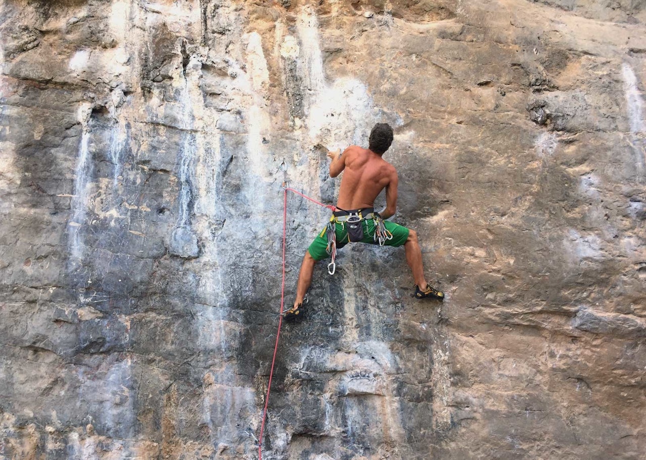 God i varmen? Geir Evensen må ha shorts på Tyrolian Air (7c) på Ton Sai i Thailand. Foto: Dag Hagen God i varmen? Geir Evensen må ha shorts på Tyrolian Air (7c) på Ton Sai i Thailand. Foto: Dag Hagen