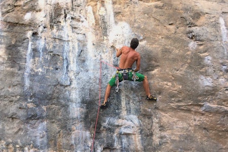 God i varmen? Geir Evensen må ha shorts på Tyrolian Air (7c) på Ton Sai i Thailand. Foto: Dag Hagen God i varmen? Geir Evensen må ha shorts på Tyrolian Air (7c) på Ton Sai i Thailand. Foto: Dag Hagen