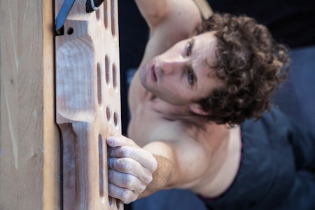 TRENINGSPRODUKT: Tidligere verdensmester i klatring, Patxi Usobiaga mener selv han har mindre talent enn andre klatrere, og at han må kompensere med knallhard trening. Her på Zlagboard. TRENINGSPRODUKT: Tidligere verdensmester i klatring, Patxi Usobiaga mener selv han har mindre talent enn andre klatrere, og at han må kompensere med knallhard trening. Her på Zlagboard.