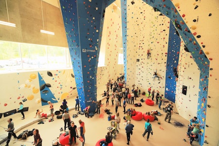 Den nye klatrehallen tiltrakk seg flere hundre besøkende på første åpningsdag. Foto: Stein Tronstad