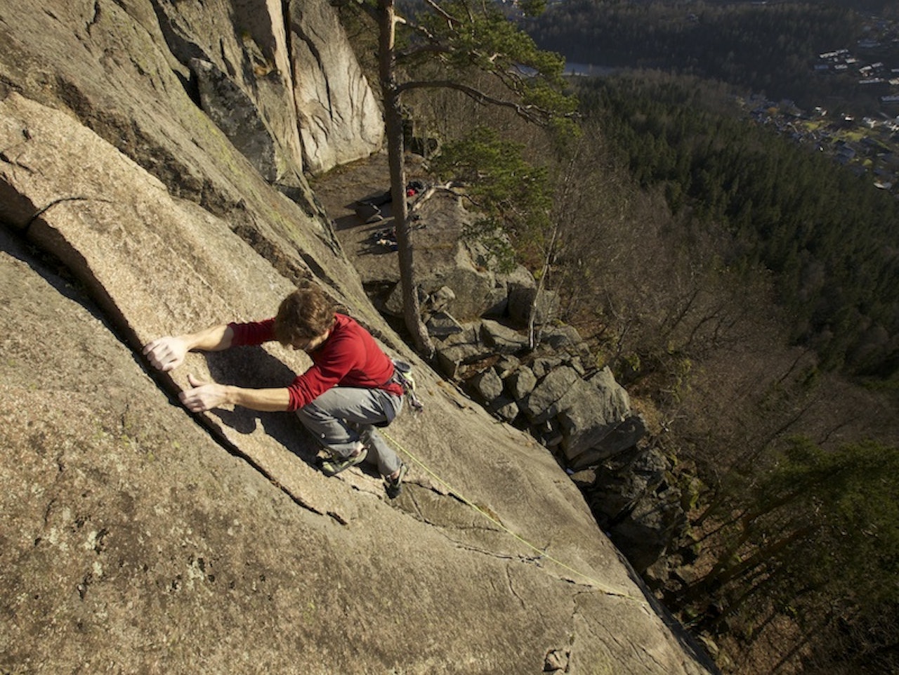 Stjerneskudd: Einar Landmark koser seg på Hollywood i november 2011. Utsikten er upåklagelig, og de fem minusene på parkeringsplassen ble til 15 plussgrader i Øvre Sydstup. Gårdsplassen i bakgrunnen. Foto: Dag Hagen Stjerneskudd: Einar Landmark koser seg på Hollywood i november 2011. Utsikten er upåklagelig, og de fem minusene på parkeringsplassen ble til 15 plussgrader i Øvre Sydstup. Gårdsplassen i bakgrunnen. Foto: Dag Hagen