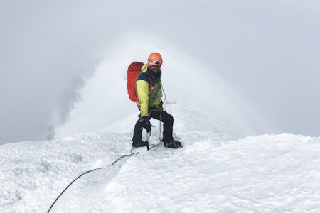 Testing av Arcteryx Alpha FL 30 på Mont Blanc. Her på vei ned normalveien, etter å ha klatre Comique-ruta opp. Foto: Karoline Lund Hagen