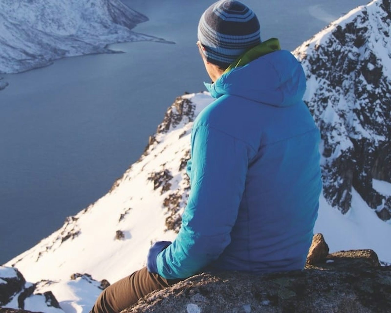 UTEN Å FRYSE: Med en god isolasjonsjakke kan du nyte de lyse dagene ute. Foto: Håvard Lium isolasjonsjakke tynn dunjakke test