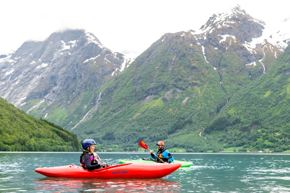 Introkurs i elvepadling på Strynefestivalen. Foto: Anders Vestergård.  Elvepadling på Strynefestivalen. Foto: Anders Vestergård