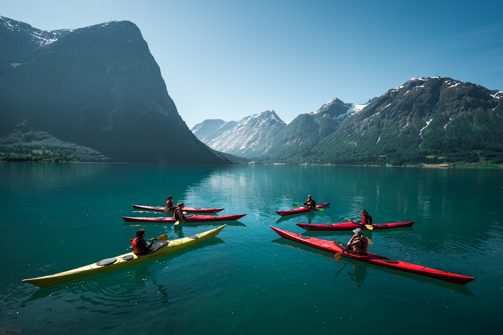 Introkurs til havkajakk på Strynefestivalen. Foto: Kyle Meyr.  Havkajakk på Strynefestivalen. Foto: Kyle Meyr
