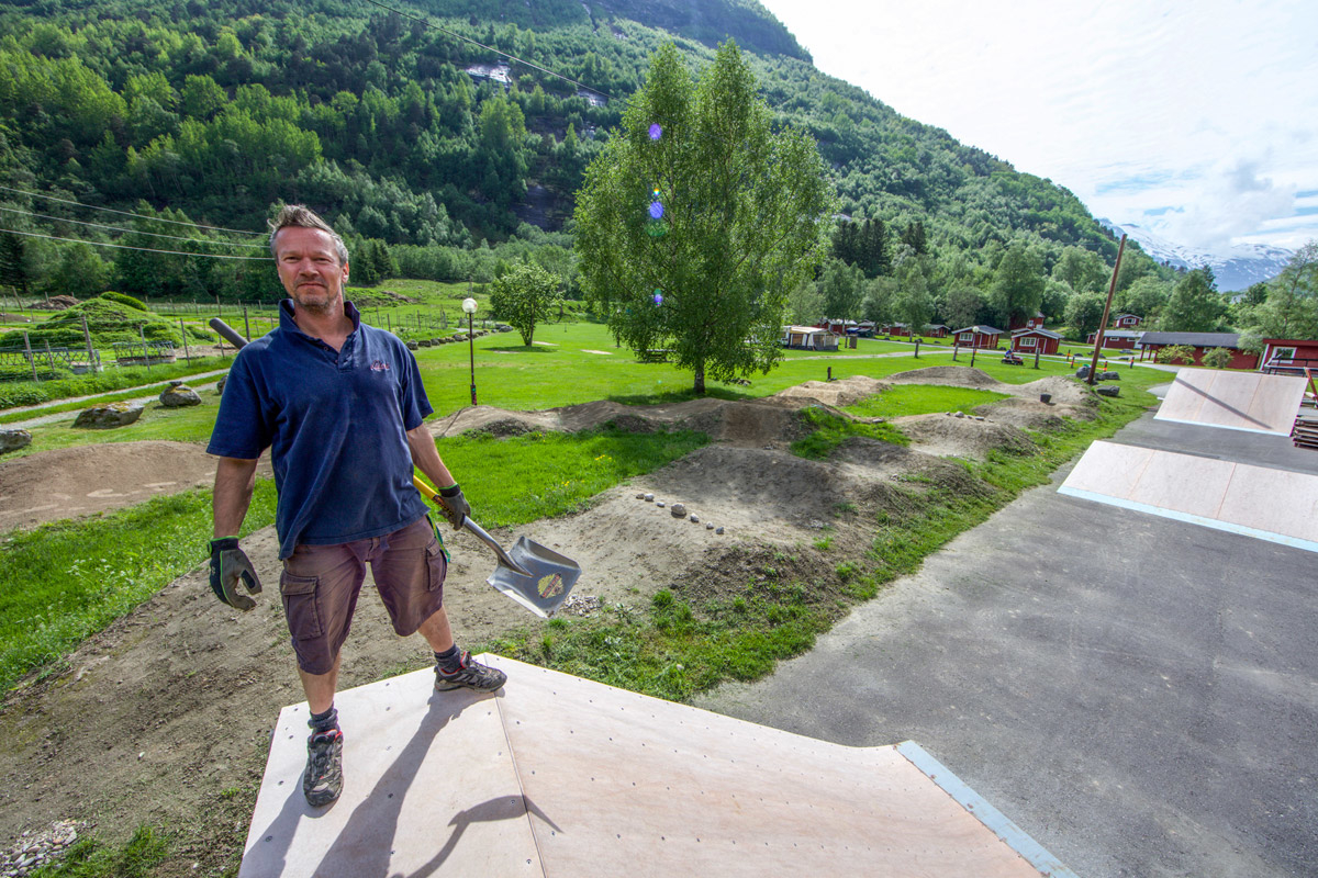 Vi har fått frigjort noen av hyttene du kan se i bakgrunn av Folven-sjef Fred Syversen!