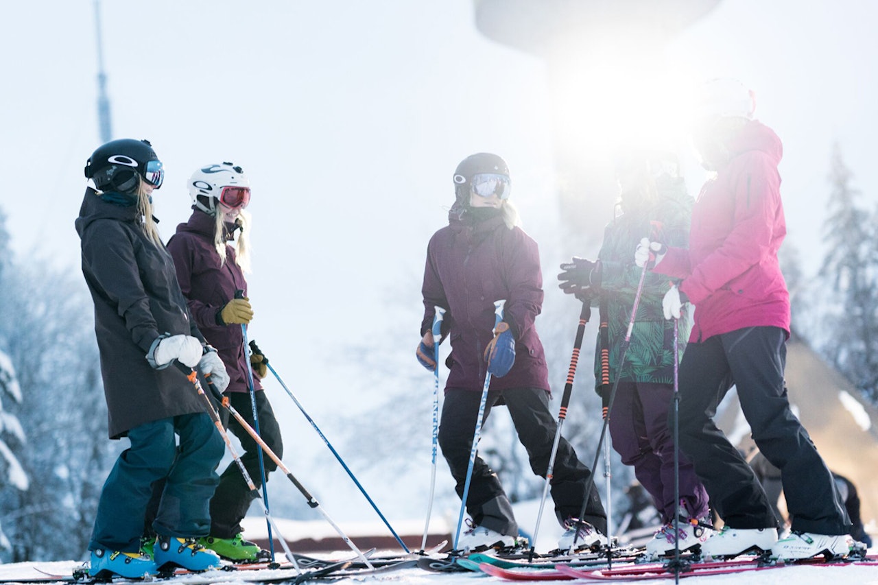 KLAR FOR CAMP: Linn Cecilie Mæhlum (i midten) er blant instruktørene når Ivrig kjører jentecamp i Oslo Vinterpark 20. januar. Foto: Kyle Meyr KLAR FOR CAMP: Linn Cecilie Mæhlum (i midten) er blant instruktørene når Ivrig kjører jentecamp i Oslo Vinterpark 20. januar. Foto: Kyle Meyr
