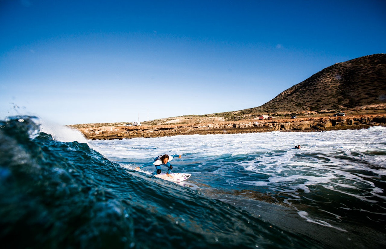 UNNGÅ STAGNASJON: Norske Luca Petersen Guichard går foran som et godt eksempel i Fri Flyt sin første surfskole for viderekommende. Nå synes vi det er på tide at du tar steget videre. Og slurv for all del ikke med nøkkelmanøveren til suksess: bottomturn. Foto: Christian Nerdrum