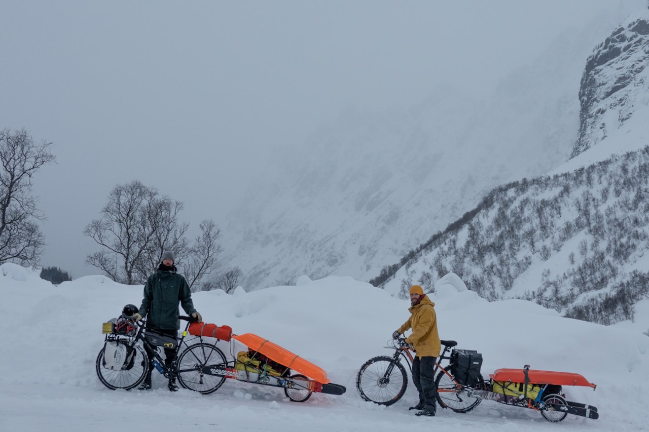 TOPPTURER: Andreas Køhn og Johan Kristofers brukte en uke i fjellene i Lofoten på sykkel og ski. Foto: Andreas Køhn Andreas Køhn
