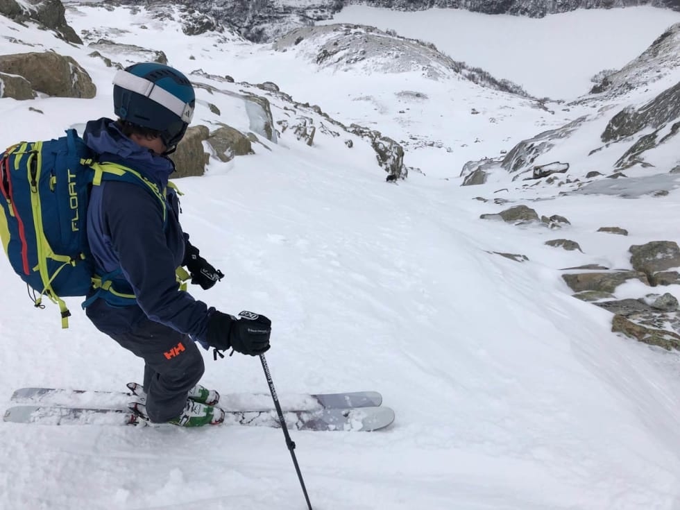 Petter Andresen på leit etter brattere skiterreng. Foto: Audun Holmøy Røhrt Vatnahalsen, High Camp