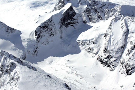 Store Ringstind og Soleiebotntindane fra nordaust. / Toppturar i Sogn. Store Ringstind og Soleiebotntindane fra nordaust. / Toppturar i Sogn.