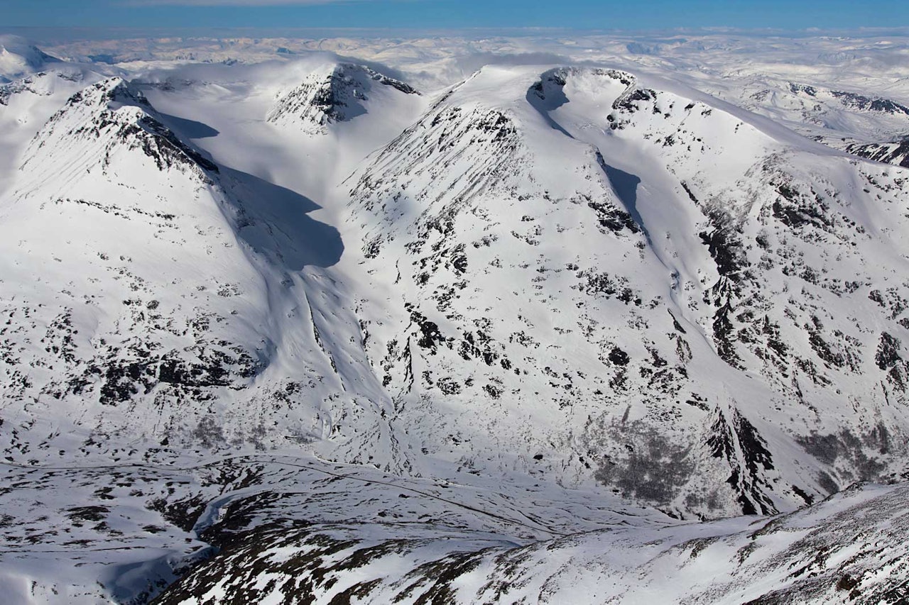 Veslfjelltinden sett fra øst. Foto: Thomas B. Svendsen. / Trygge toppturer. Veslfjelltinden sett fra øst. Foto: Thomas B. Svendsen. / Trygge toppturer.