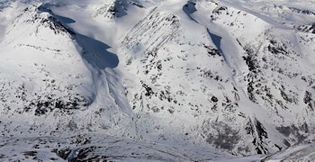 Veslfjelltinden sett fra øst. Foto: Thomas B. Svendsen. / Trygge toppturer. Veslfjelltinden sett fra øst. Foto: Thomas B. Svendsen. / Trygge toppturer.