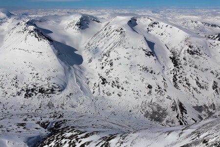 Veslfjelltinden sett fra øst. Foto: Thomas B. Svendsen. / Trygge toppturer. Veslfjelltinden sett fra øst. Foto: Thomas B. Svendsen. / Trygge toppturer.