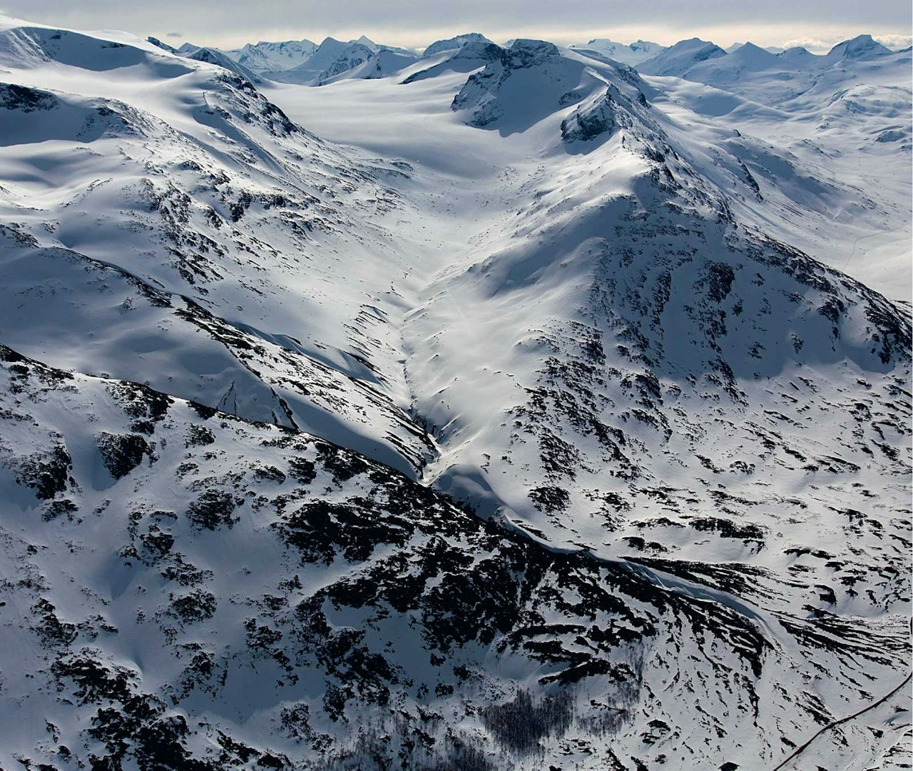Store Tverrbotntinden fotografert fra nordvest. Foto: Thomas B. Svendsen. / Trygge toppturer Store Tverrbotntinden fotografert fra nordvest. Foto: Thomas B. Svendsen. / Trygge toppturer