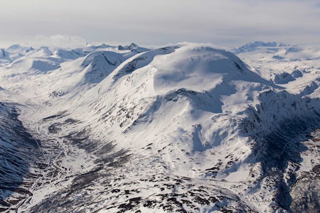 Loftet sett fra nord. Leirdalen til venstre og Hurrungane bak til høyre. Foto: Thomas B. Svendsen. / Trygge toppturer. Loftet sett fra nord. Leirdalen til venstre og Hurrungane bak til høyre. Foto: Thomas B. Svendsen. / Trygge toppturer.