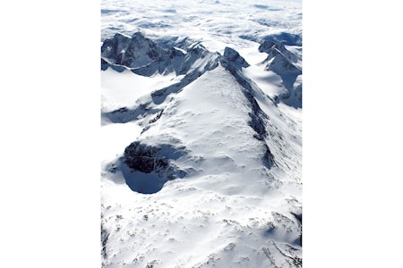 Dyrhaugstind frå nord. / Toppturar i Sogn. Dyrhaugstind frå nord. / Toppturar i Sogn.