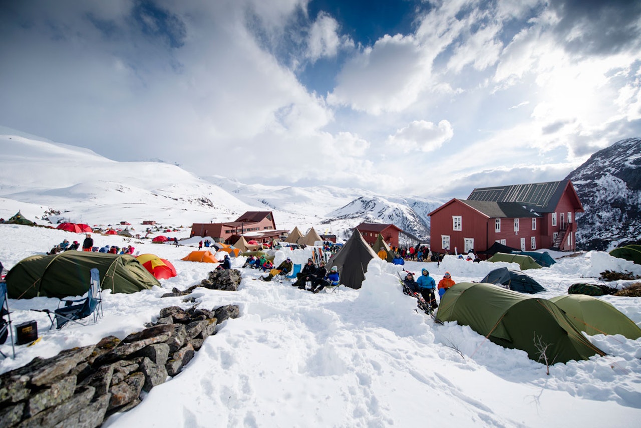 VERDENS STØRSTE: High Camp Turtagrø er verdens største toppturfestival. Neste helg braker det løs i Hurrungane på nytt. Foto: Martin Innerdal Dalen