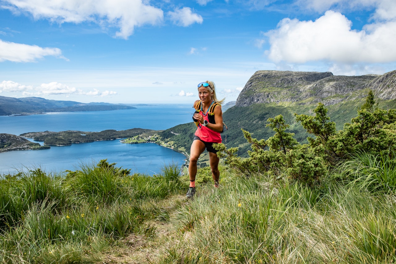 Malene løper Sognefjorden på langs. Foto: Håvard Nesbø. Malene løper Sognefjorden på langs. Foto: Håvard Nesbø.