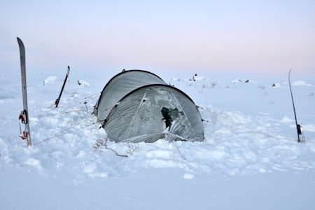 KALD NATT: Inni dette teltet – og i soveposen – er det varmere enn utenfor, om du gjør de rette tingene. Foto: Sandra Lappegard Wangberg Vinterfriluftsliv vintertelttur
