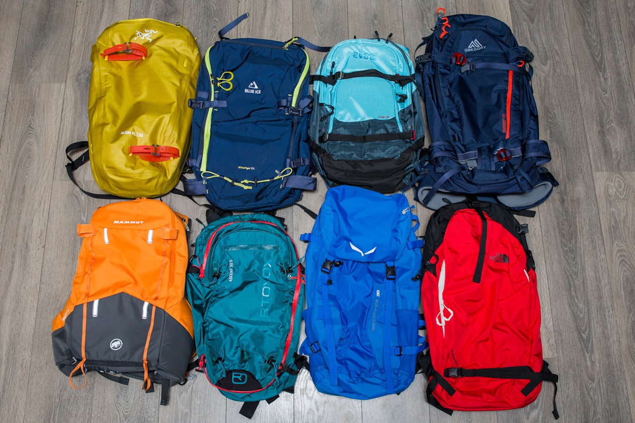 ALLSIDIGE TOPPTURSEKKER: Fri Flyts har testet mange sekker for topptur. Dette er (øverst fra venstre): Arc´tryx Alpha, Blue Ice White Tiger, Evoc Line 28l, Gregory Targhee 32, Mammut Spindrift 26, Ortovox Ascent 30s, Salewa Randonee 36 og The North Face Snomad 34. Foto: Tore Meirik Test av topptursekker allsidige