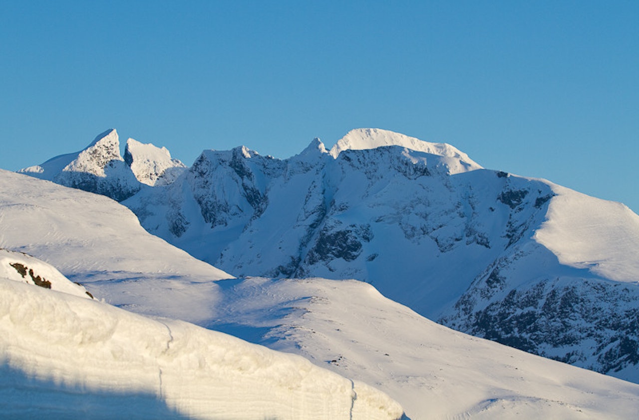 HERLIG: Det er ikke langt mellom de majestetiske toppene i Hurrungane. Her på vei opp mot Fannaråken mandag. Foto: Simen Berg. 