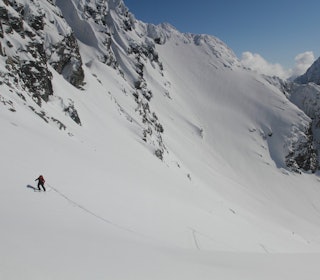 IKKE GÅ FOR BRATT: Et av de vanligste rådene er å ikke legge sporet for bratt. Steffen Fjelldal gjør det meste riktig på topptur i Lyngen. Foto: Tore Meirik Topptur randonee
